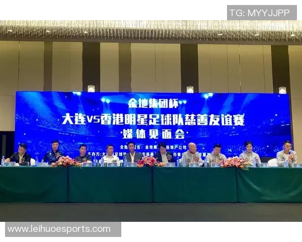 中国足球明星穿越未来拯救宇宙的科幻冒险之旅